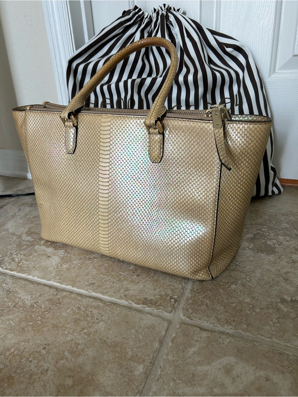 RARE Henri Bendel Iridescent Gold Snake-Embossed Tote Bag with Wallet - Picture 17 of 17
